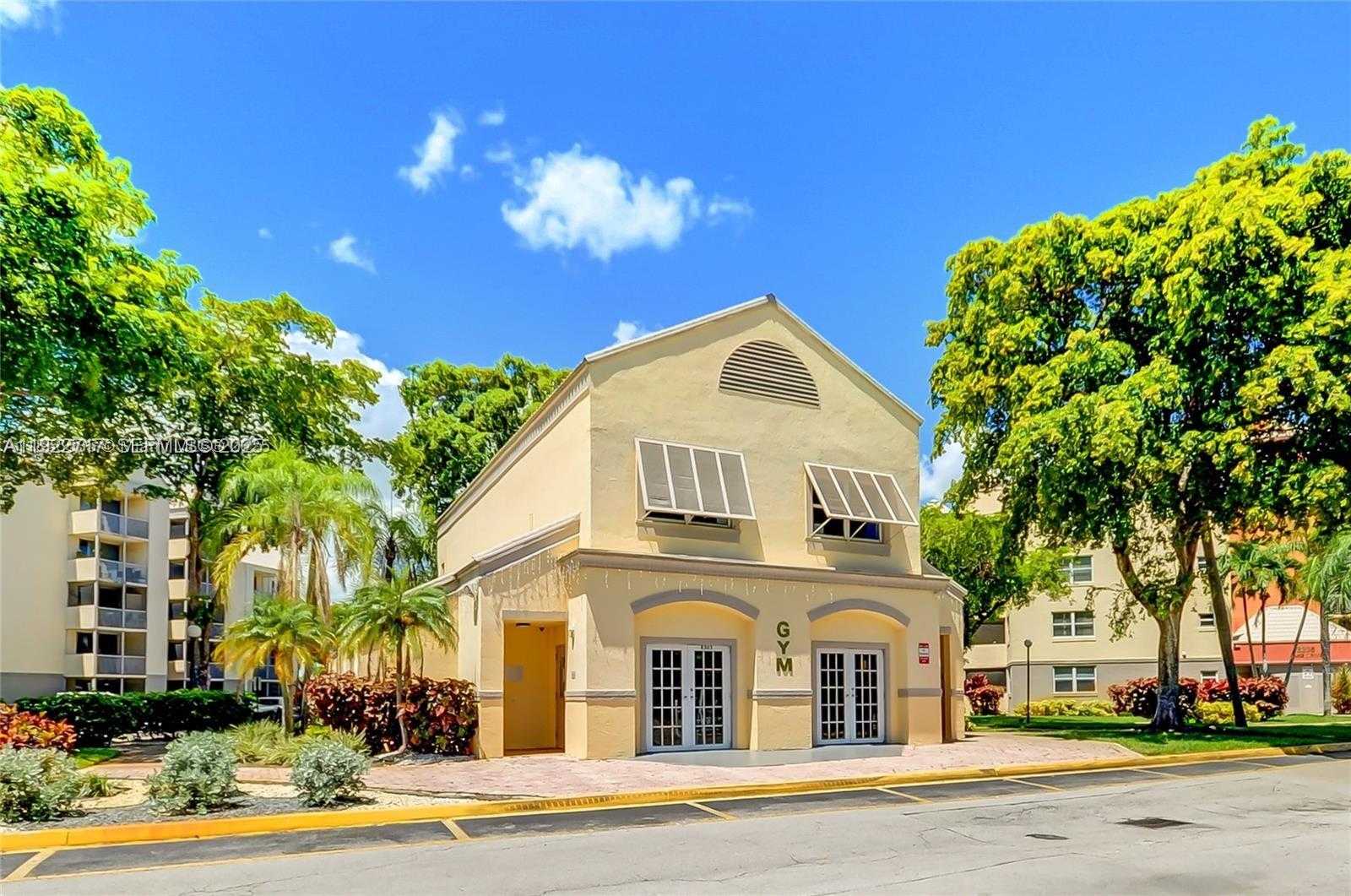 Small Image of 8290 LAKE DR #407, Doral Number 26