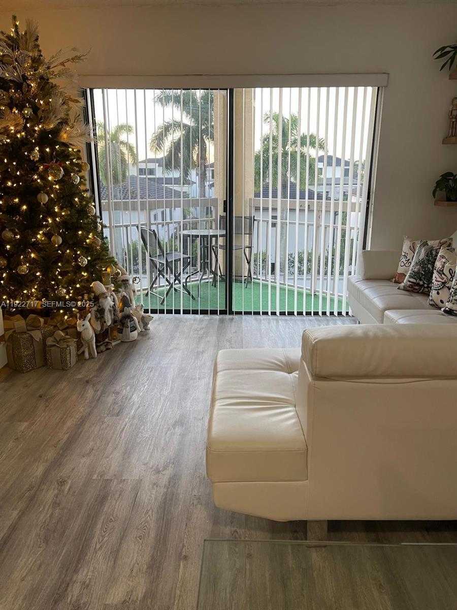 Small Image of 8290 LAKE DR #407, Doral Number 3