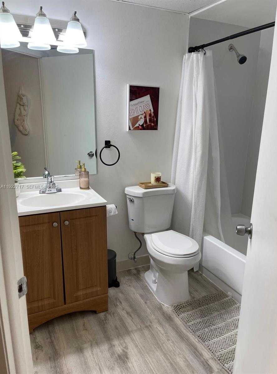 Small Image of 8290 LAKE DR #407, Doral Number 31