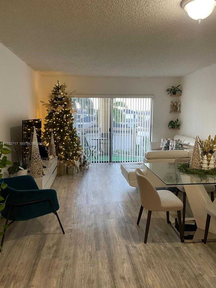 Small Image of 8290 LAKE DR #407, Doral Number 4