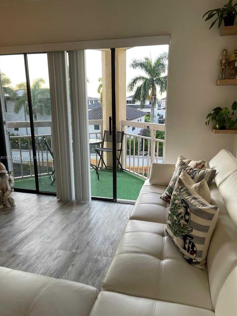 Small Image of 8290 LAKE DR #407, Doral Number 5