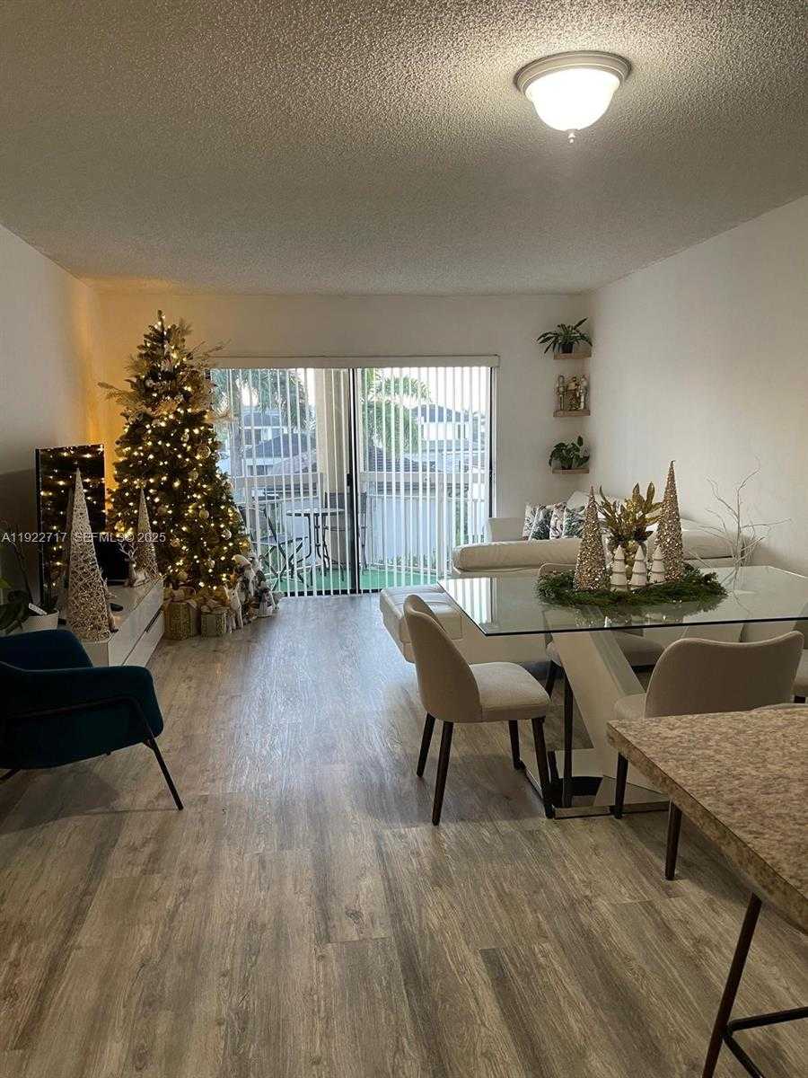 Small Image of 8290 LAKE DR #407, Doral Number 6