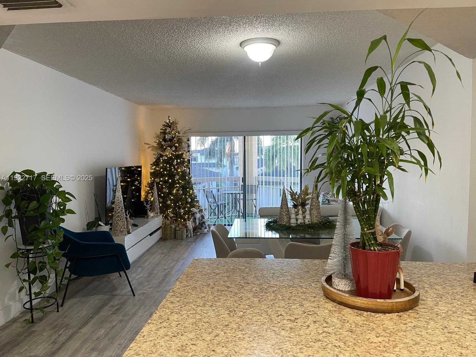 Small Image of 8290 LAKE DR #407, Doral Number 7