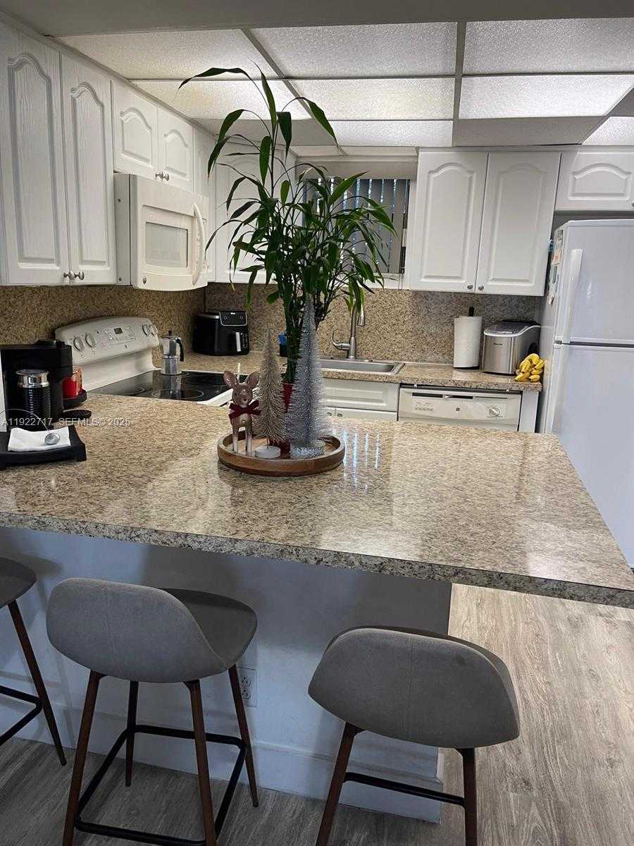 Small Image of 8290 LAKE DR #407, Doral Number 8