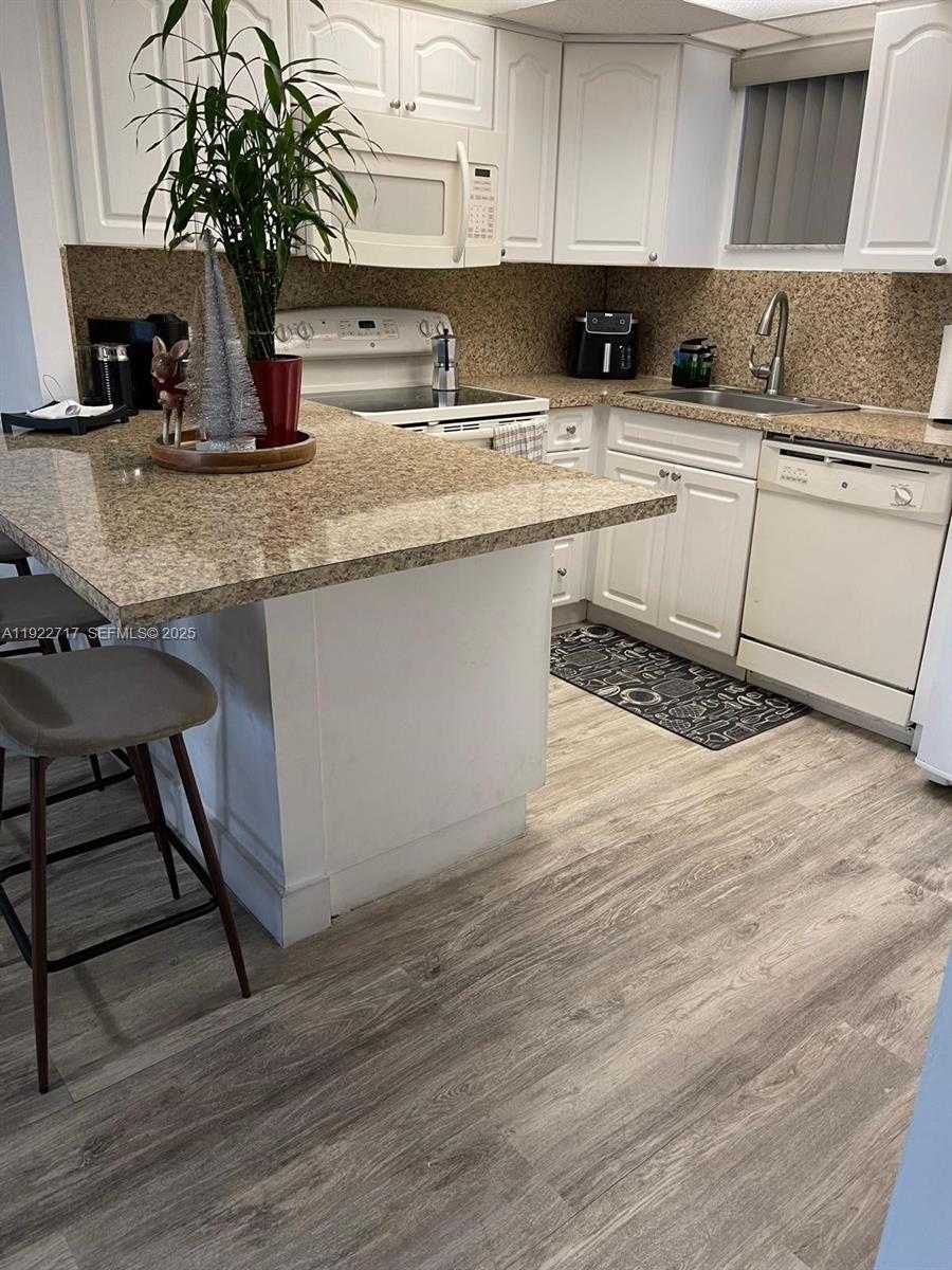 Small Image of 8290 LAKE DR #407, Doral Number 9