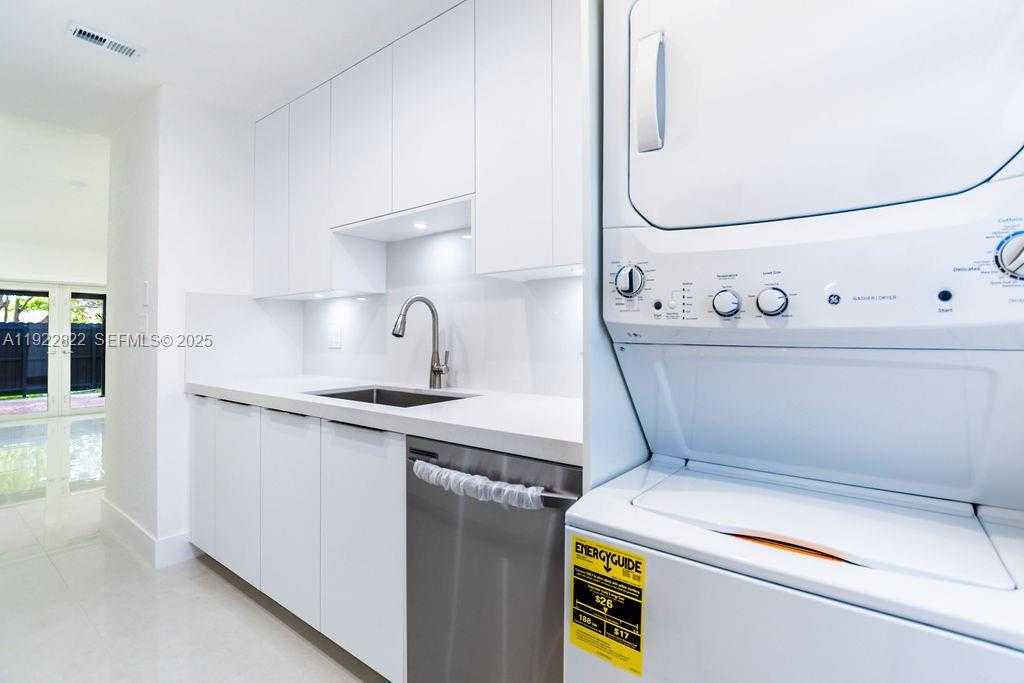 Small Image of 5240 SOUTH WEST 139TH PL, Miami Number 10