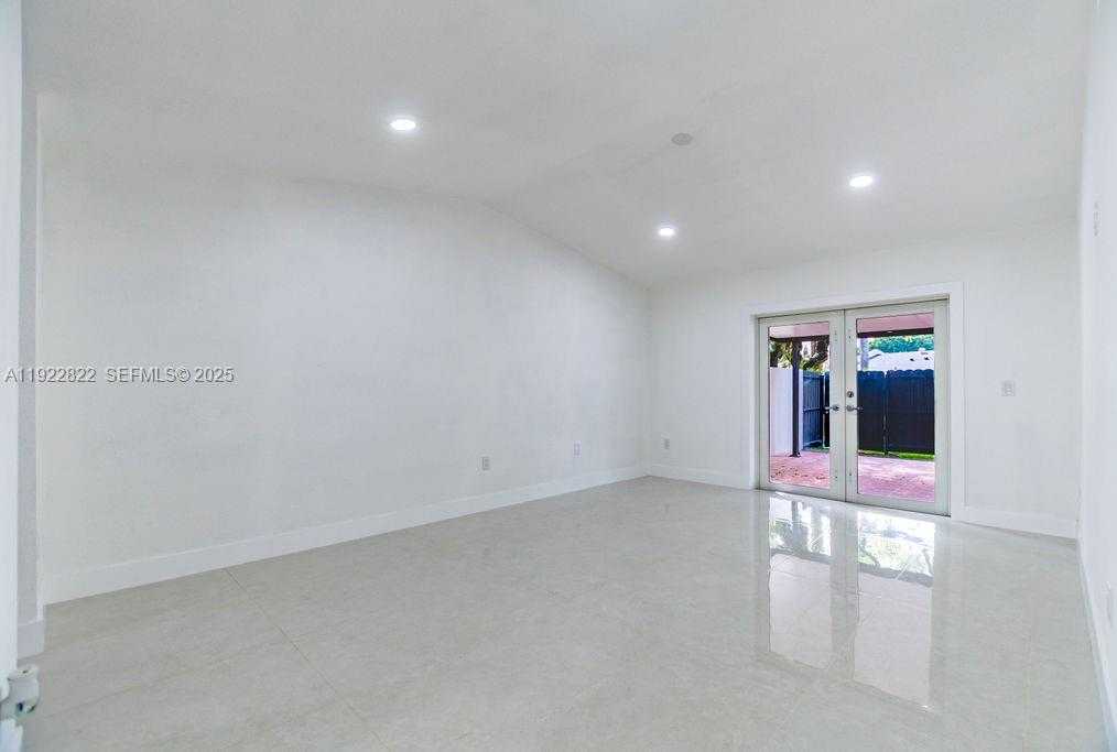 Small Image of 5240 SOUTH WEST 139TH PL, Miami Number 2