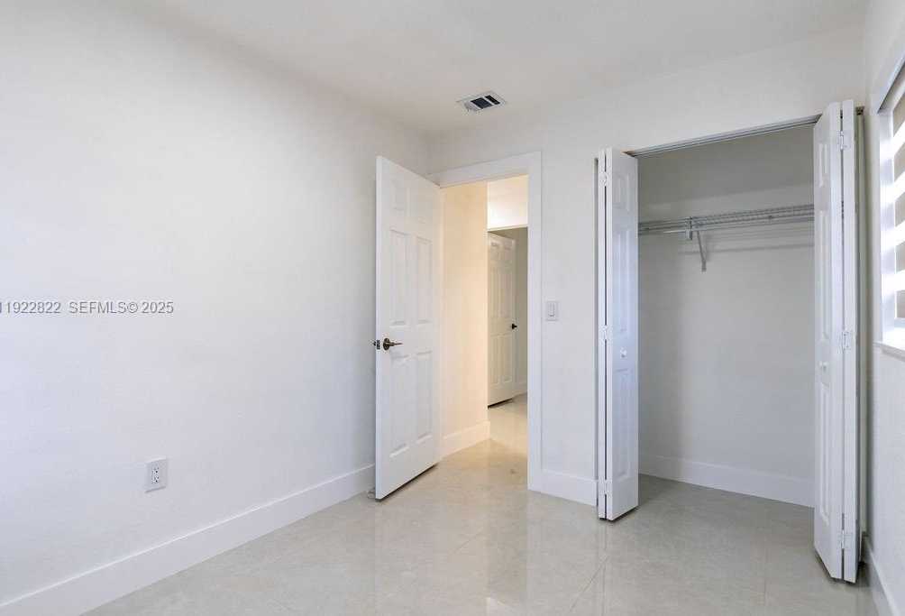 Small Image of 5240 SOUTH WEST 139TH PL, Miami Number 25