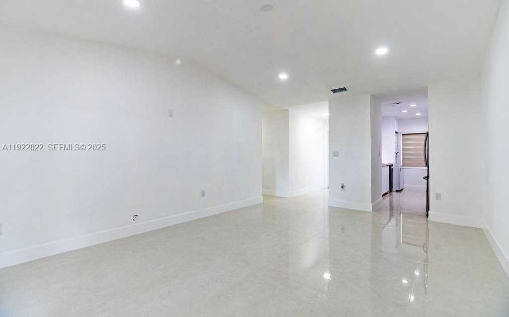 Small Image of 5240 SOUTH WEST 139TH PL, Miami Number 4
