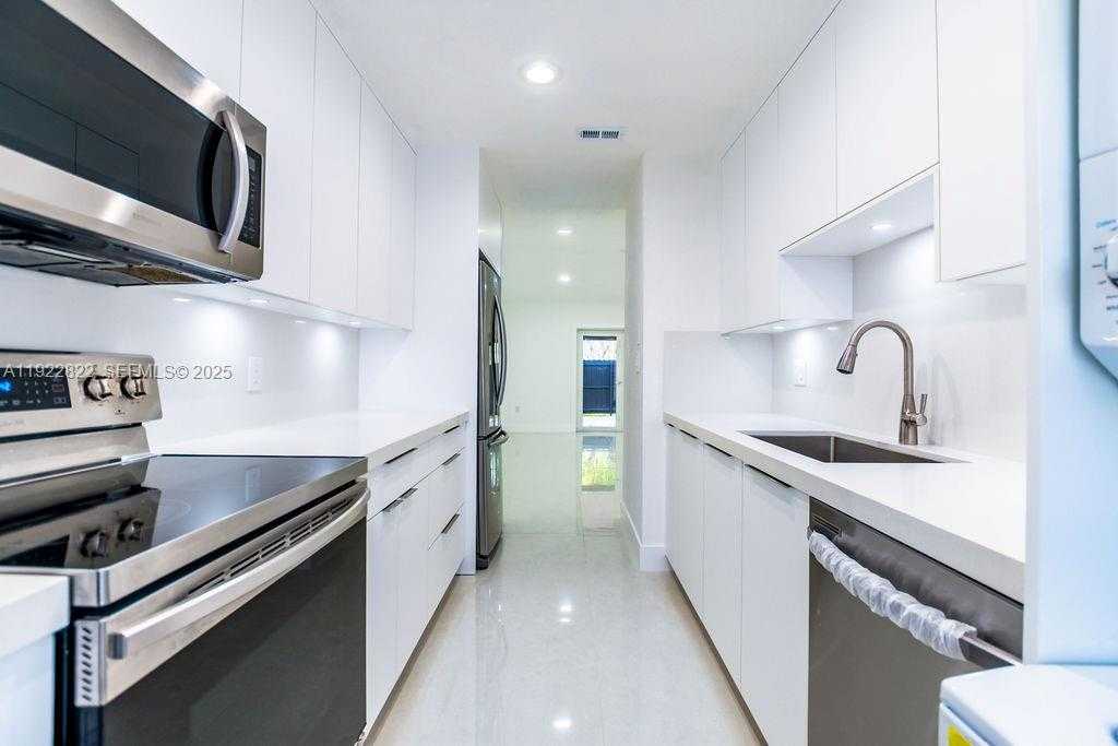 Small Image of 5240 SOUTH WEST 139TH PL, Miami Number 8