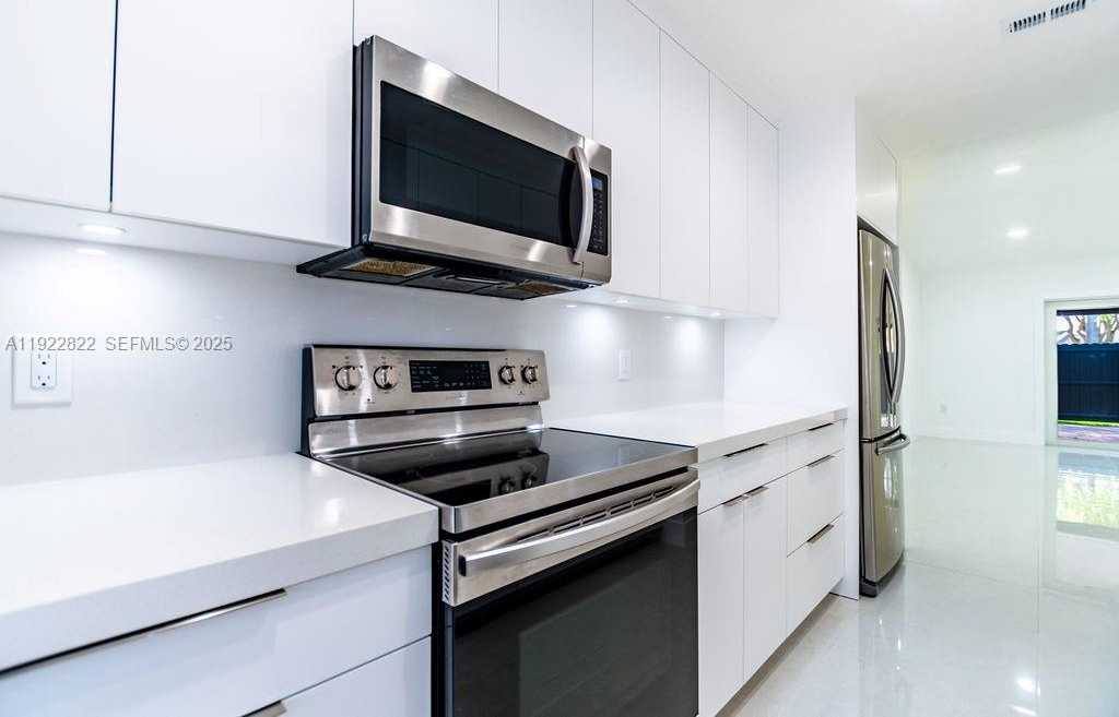 Small Image of 5240 SOUTH WEST 139TH PL, Miami Number 9
