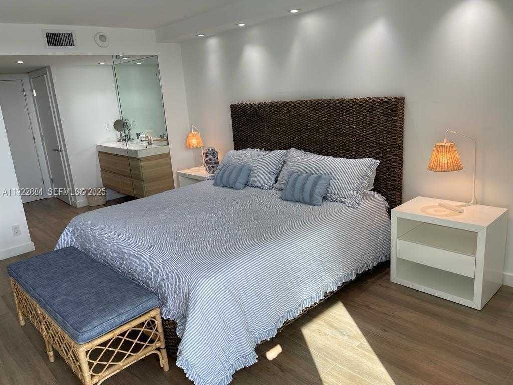 Small Image of 100 BAYVIEW DR #1521, Sunny Isles Beach Number 14