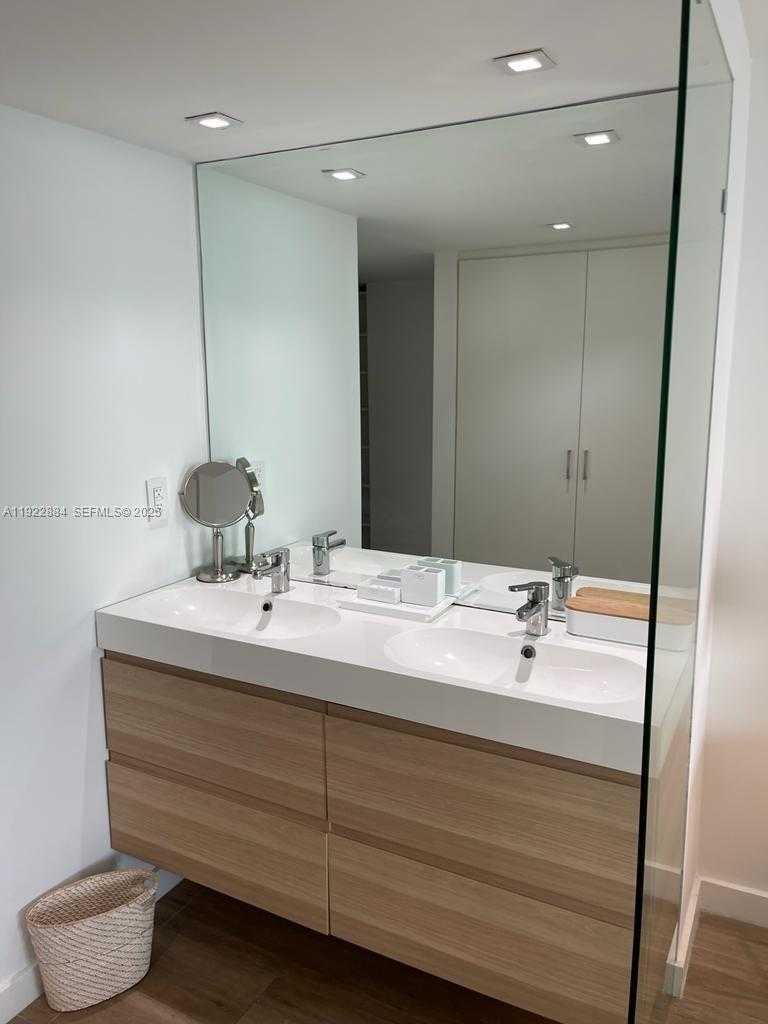 Small Image of 100 BAYVIEW DR #1521, Sunny Isles Beach Number 17