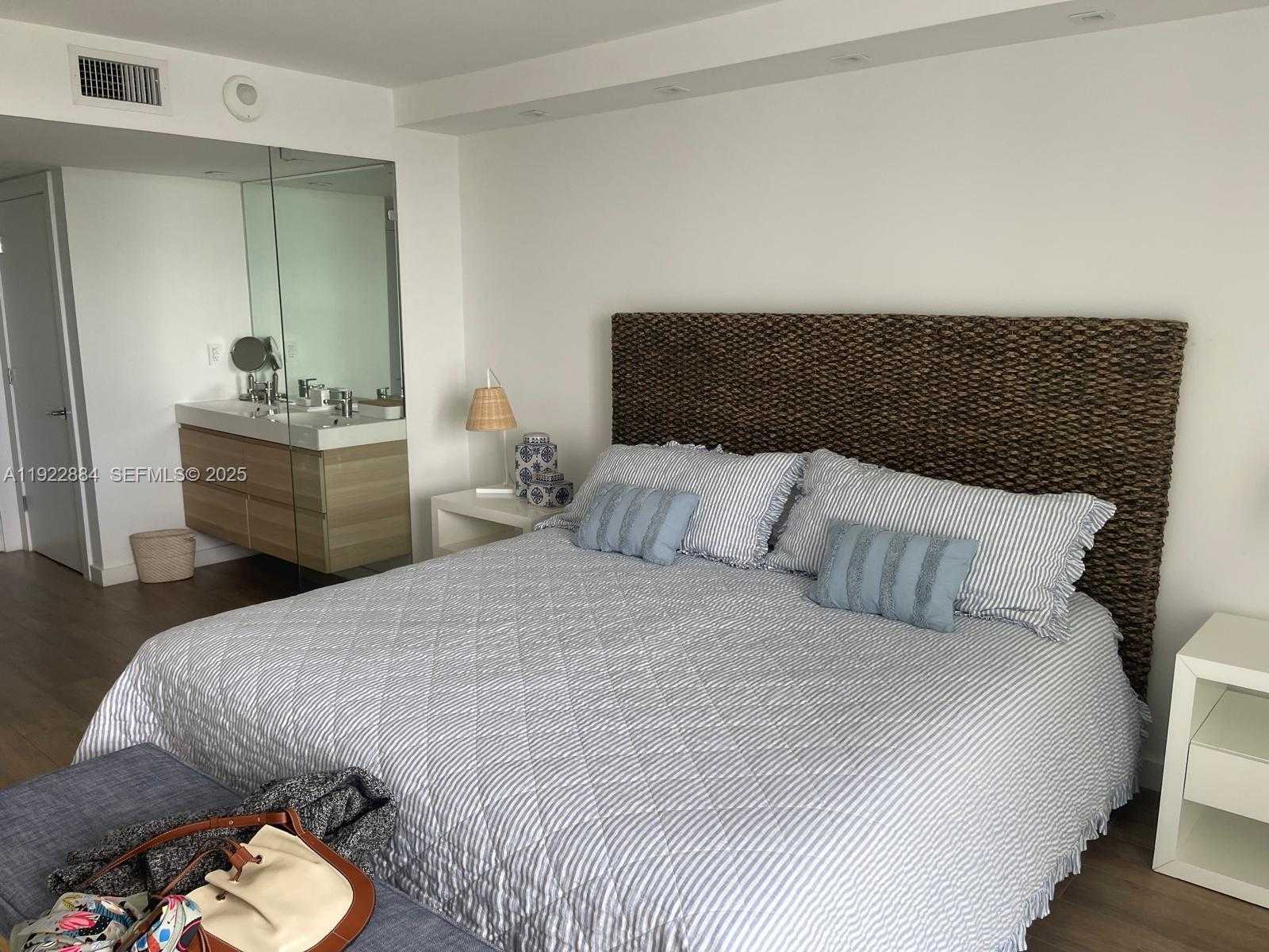 Small Image of 100 BAYVIEW DR #1521, Sunny Isles Beach Number 7