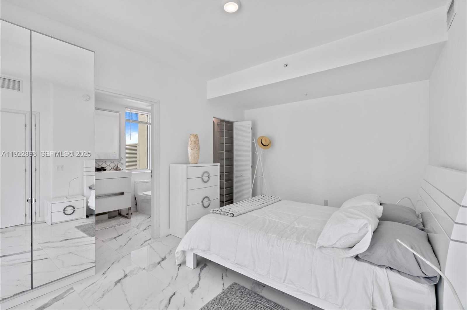 Small Image of 300 SOUTH BISCAYNE BLVD #T-1411, Miami Number 14