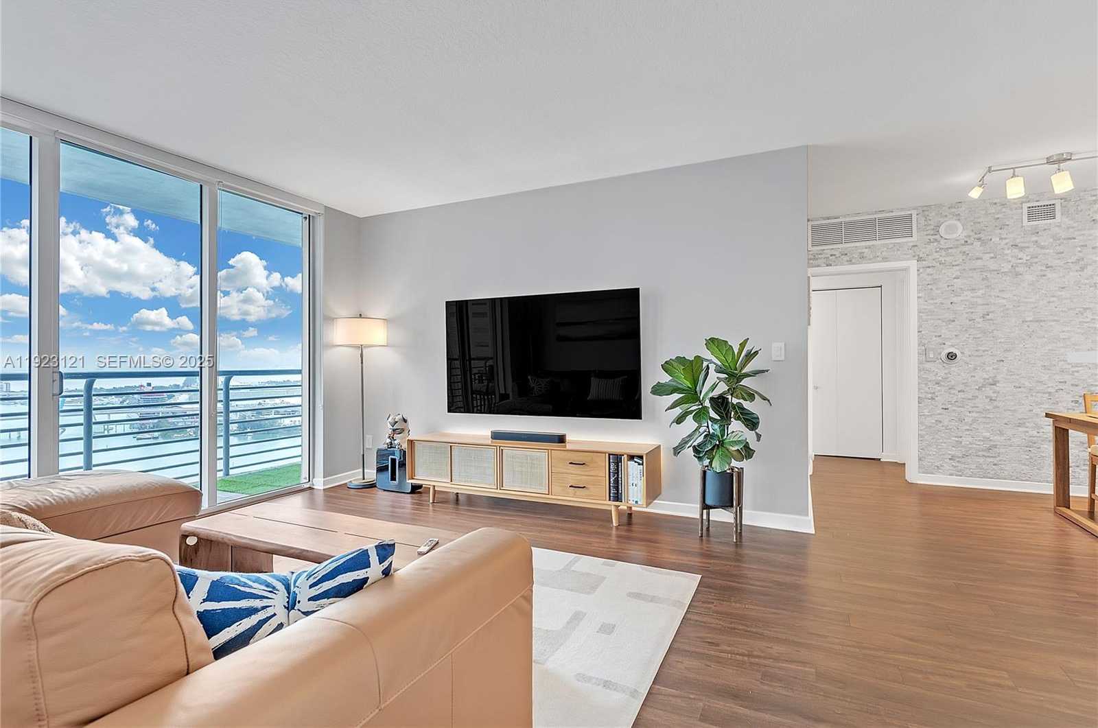 Small Image of 335 Biscayne Blvd, Miami, FL 33132, USA Number 11