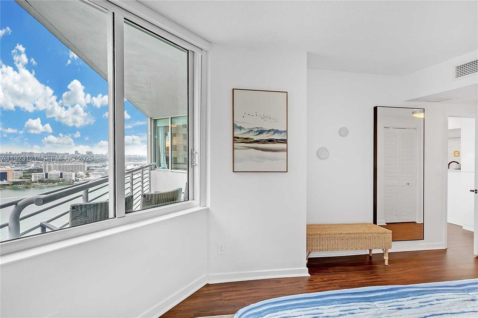 Small Image of 335 Biscayne Blvd, Miami, FL 33132, USA Number 14