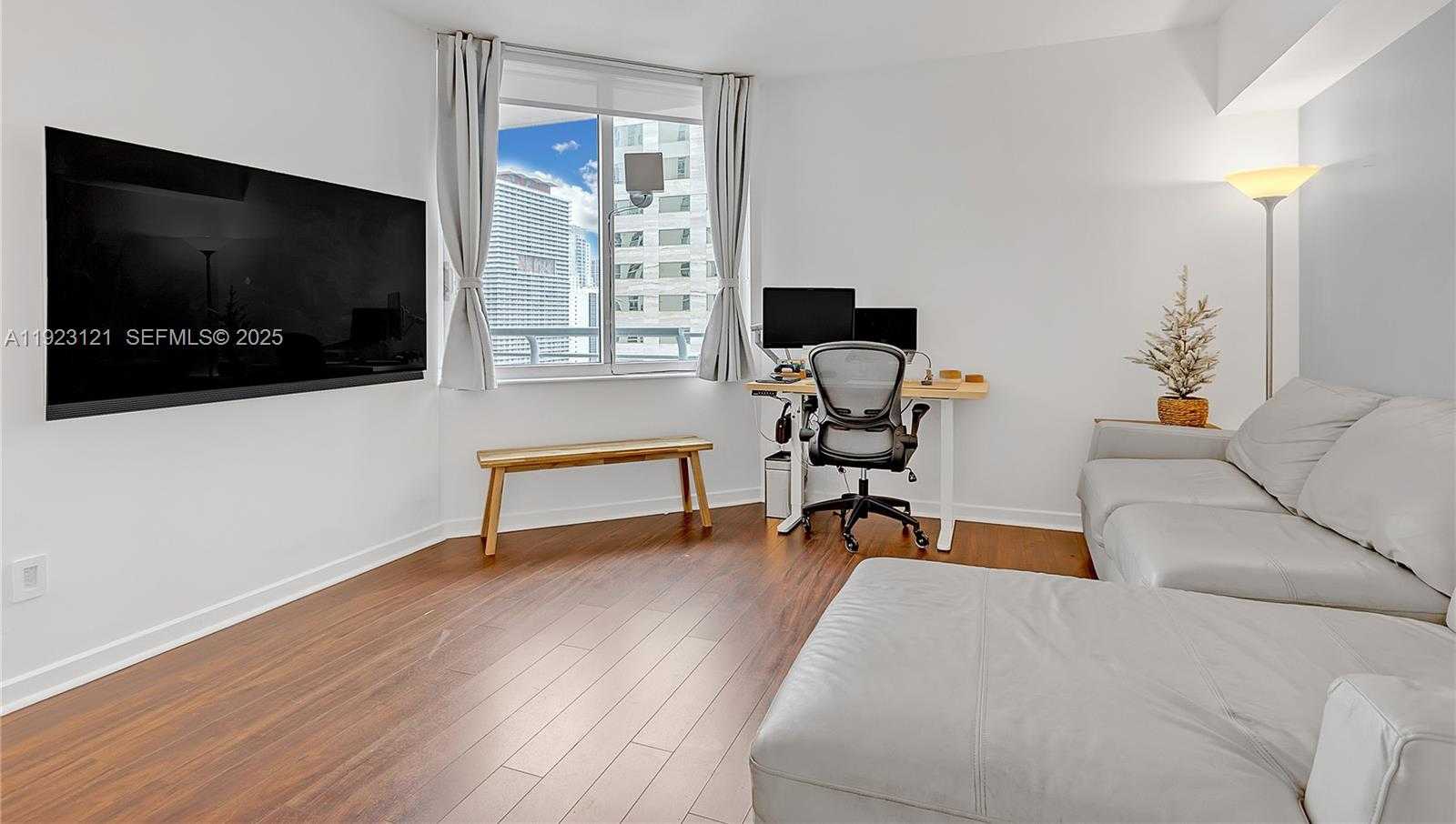 Small Image of 335 Biscayne Blvd, Miami, FL 33132, USA Number 18