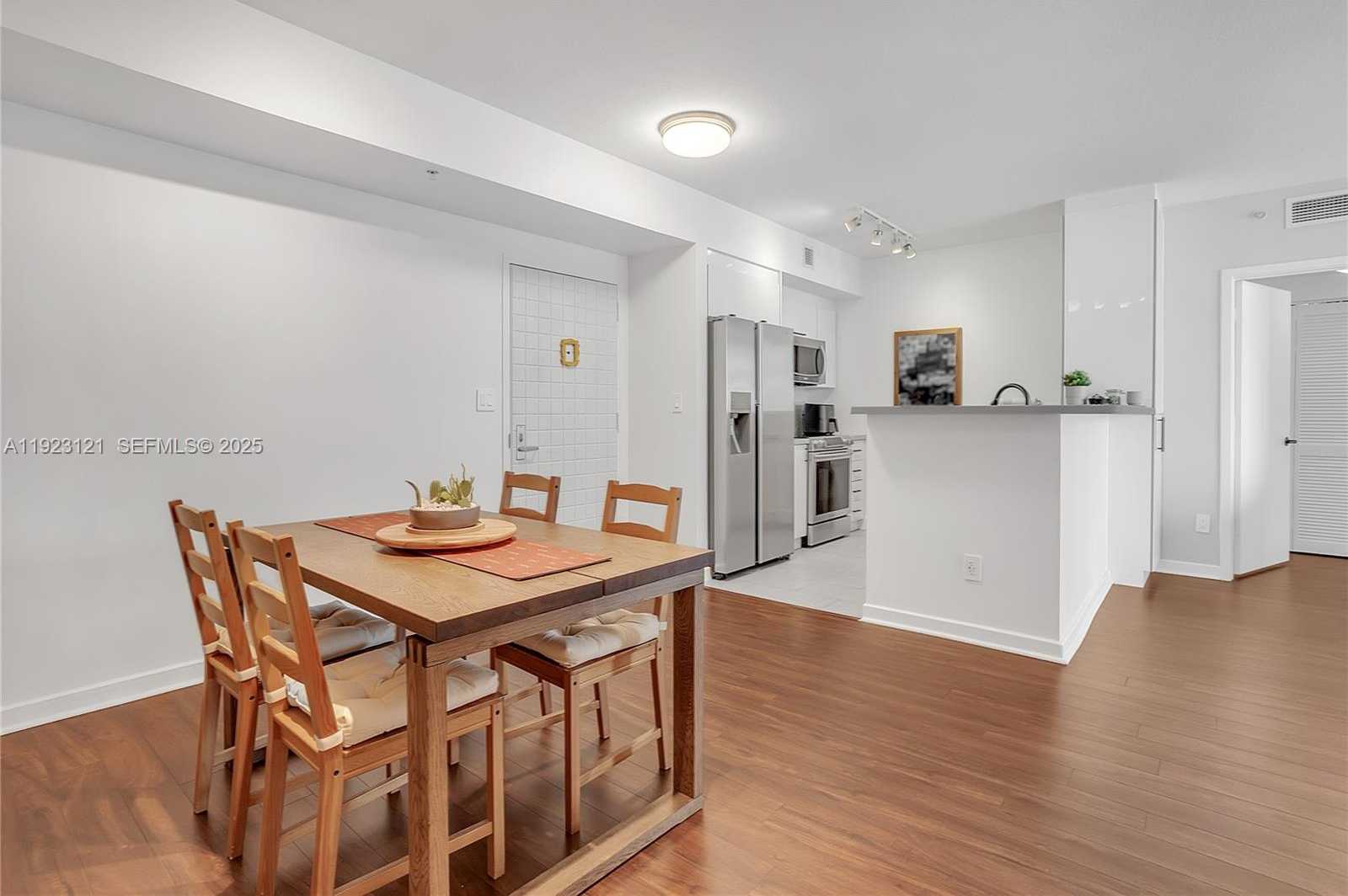 Small Image of 335 Biscayne Blvd, Miami, FL 33132, USA Number 2