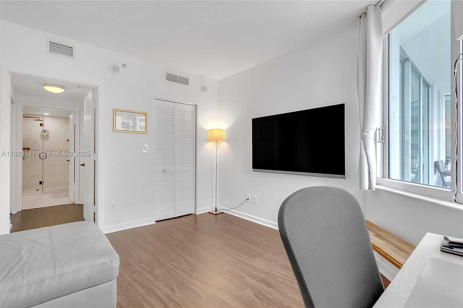 Small Image of 335 Biscayne Blvd, Miami, FL 33132, USA Number 20