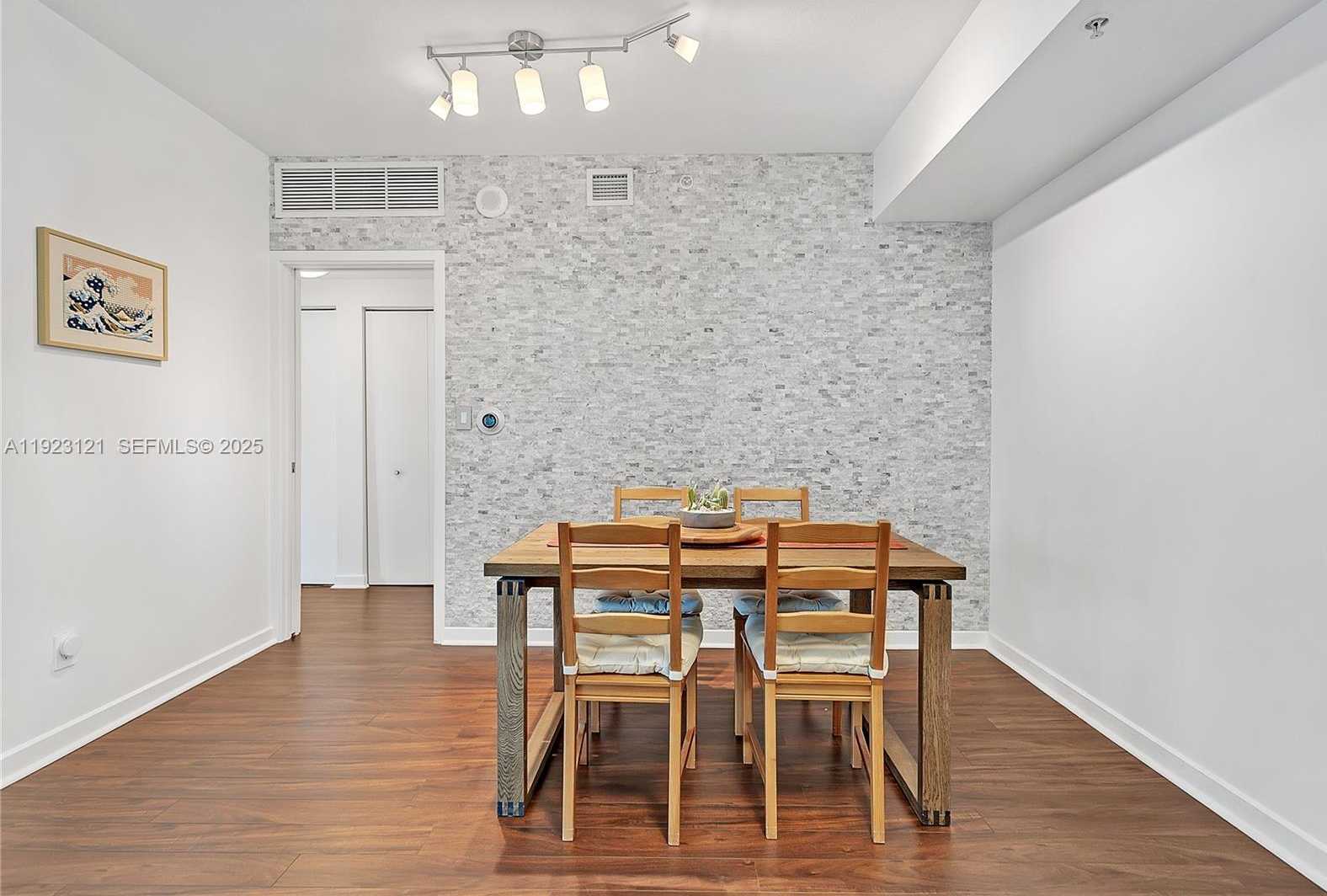 Small Image of 335 Biscayne Blvd, Miami, FL 33132, USA Number 3