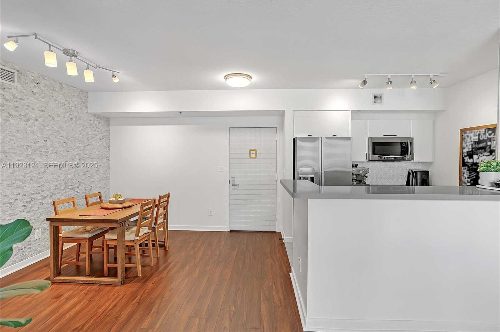 Small Image of 335 Biscayne Blvd, Miami, FL 33132, USA Number 4