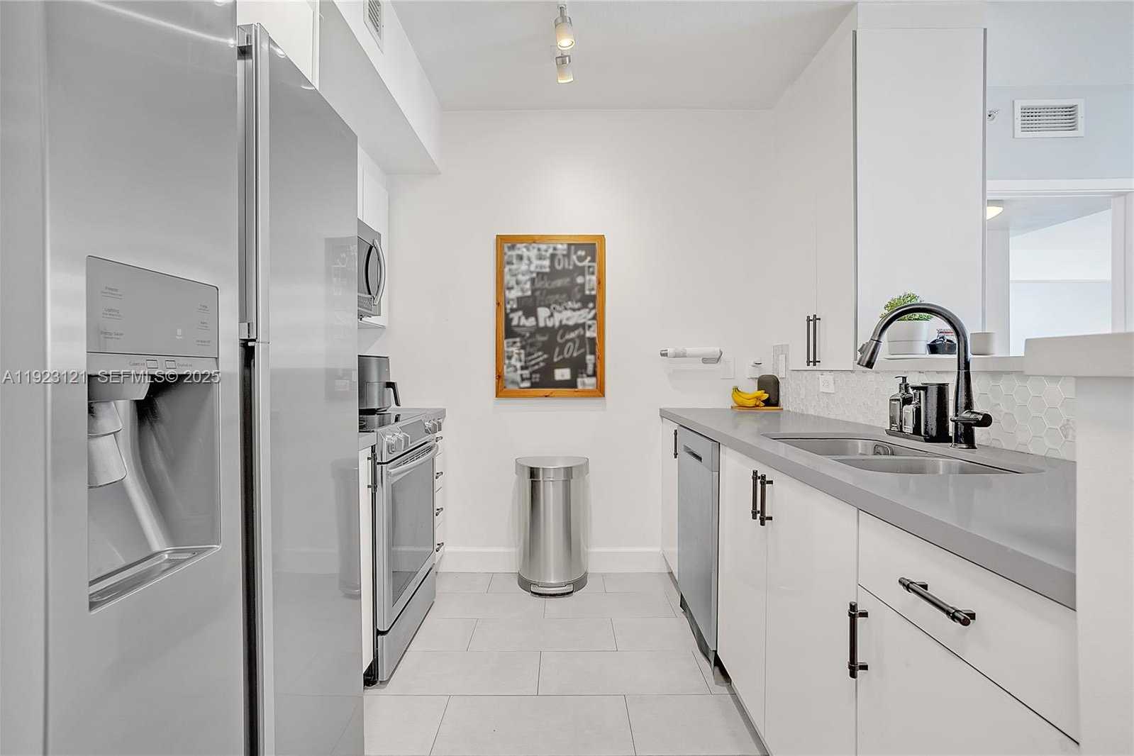 Small Image of 335 Biscayne Blvd, Miami, FL 33132, USA Number 6