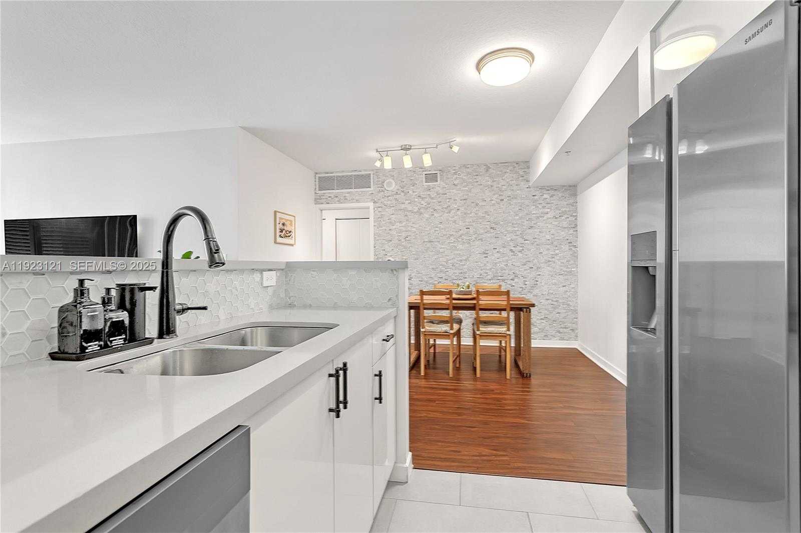 Small Image of 335 Biscayne Blvd, Miami, FL 33132, USA Number 7