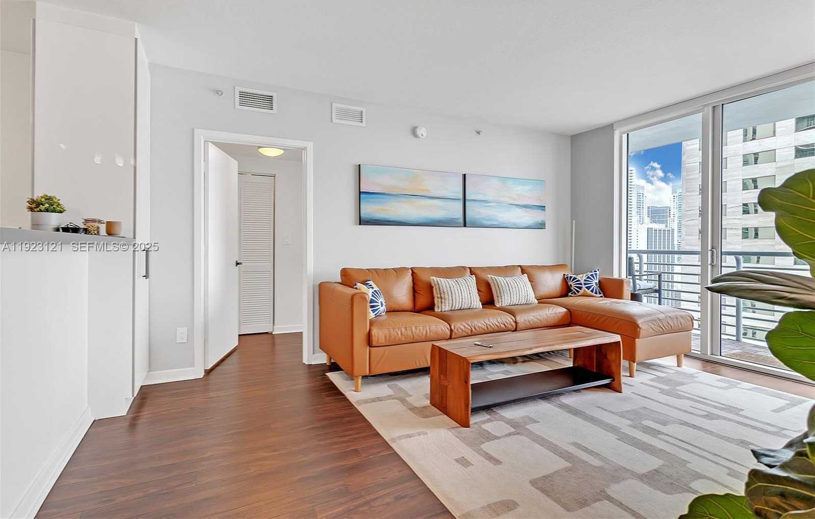 Small Image of 335 Biscayne Blvd, Miami, FL 33132, USA Number 8