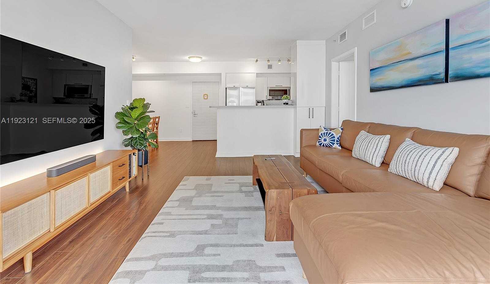 Small Image of 335 Biscayne Blvd, Miami, FL 33132, USA Number 9