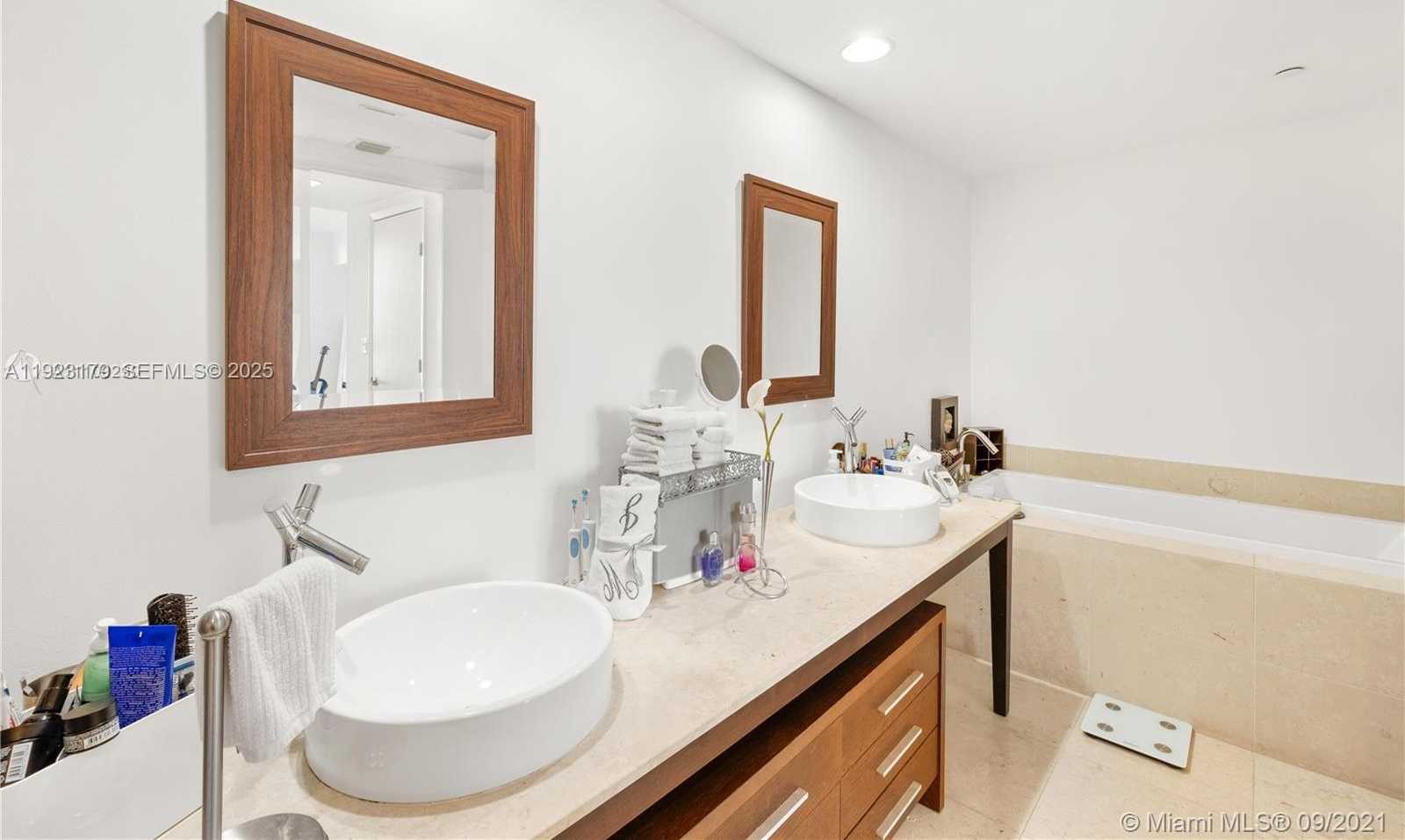 Small Image of 495 BRICKELL AVE #1002, Miami Number 4