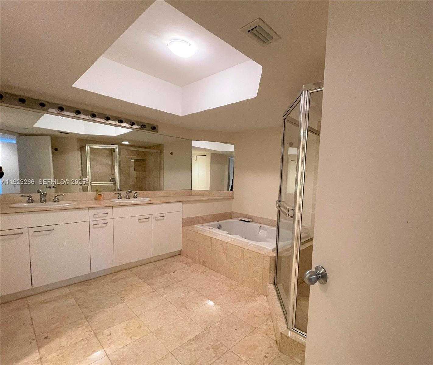 Small Image of 21055 YACHT CLUB DR #610, Aventura Number 11