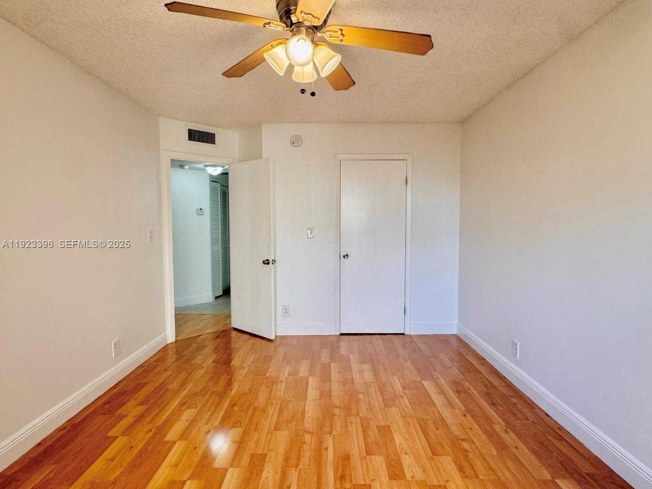 Small Image of 8290 LAKE DR #309, Doral Number 10