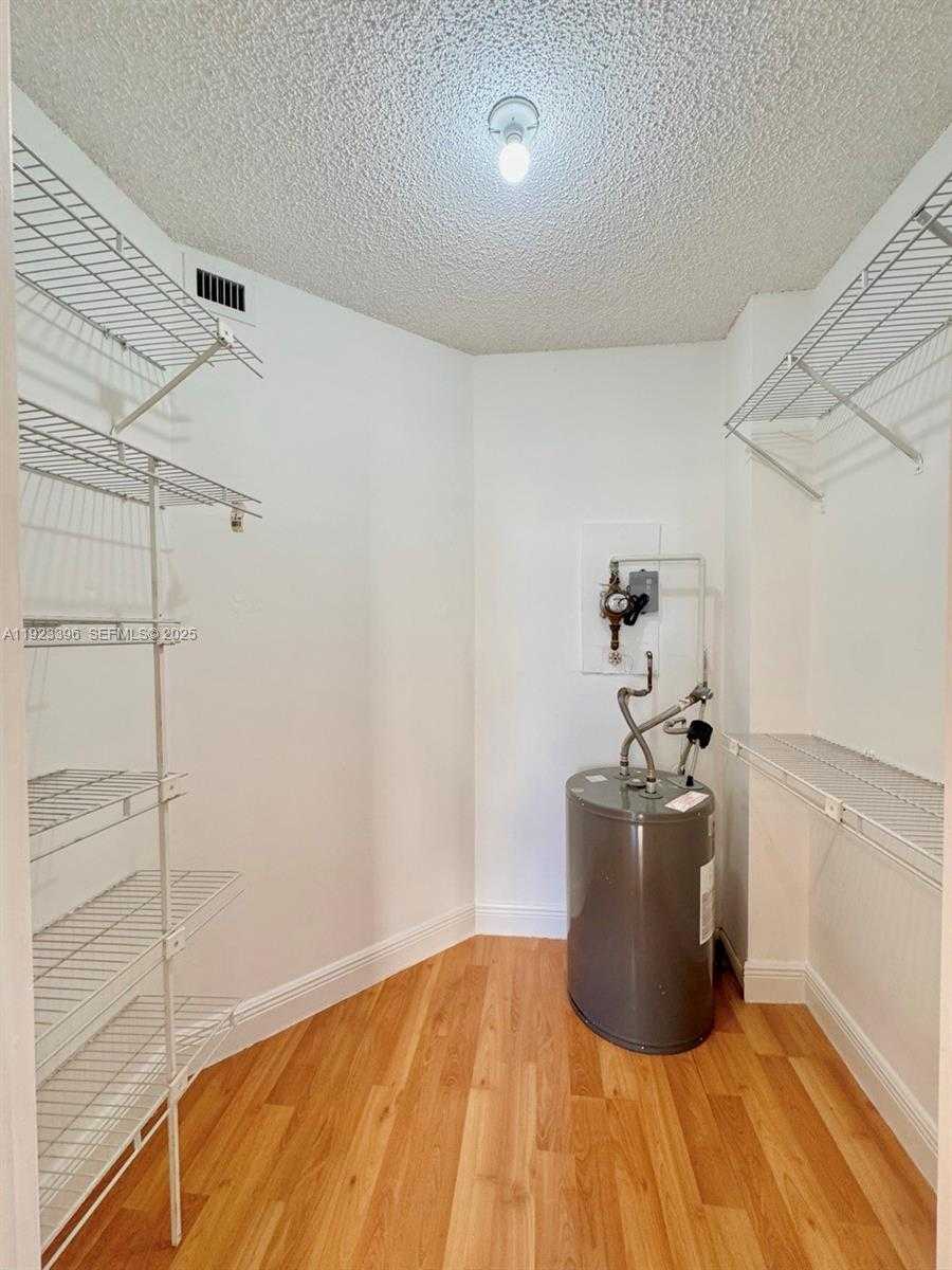 Small Image of 8290 LAKE DR #309, Doral Number 11