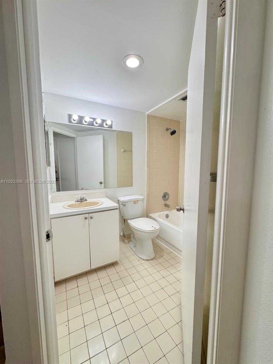 Small Image of 8290 LAKE DR #309, Doral Number 12