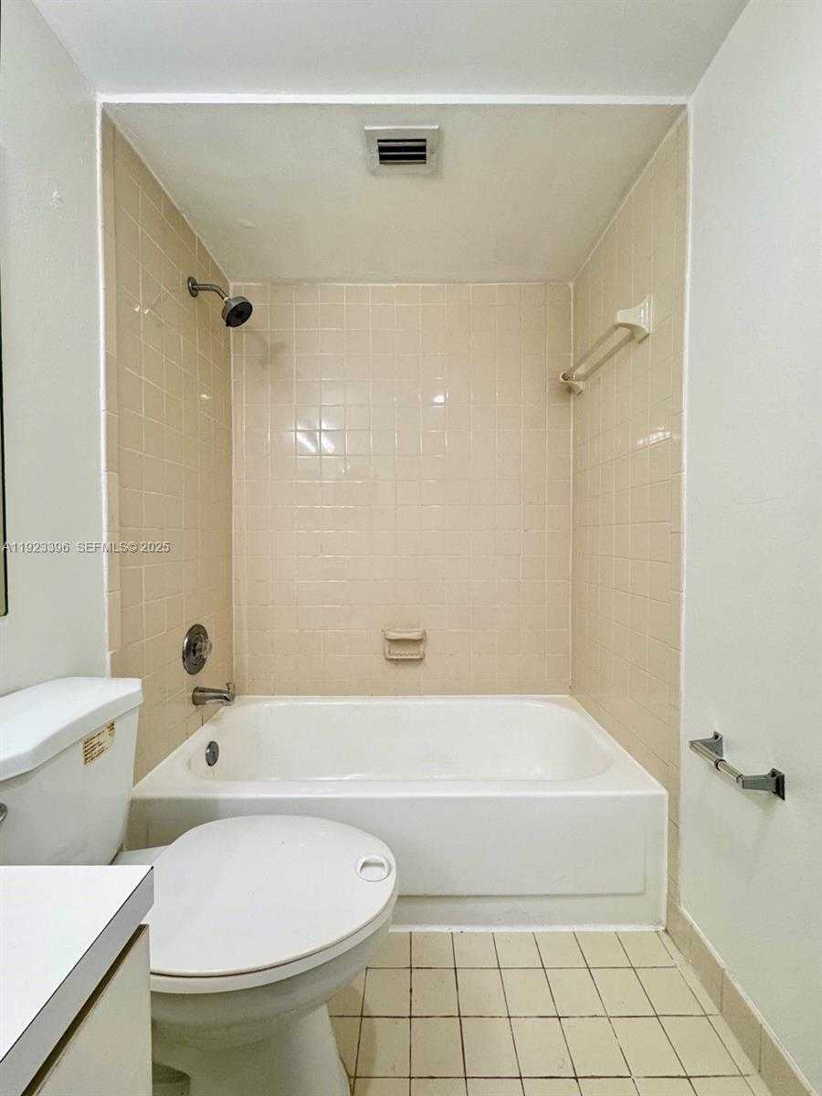 Small Image of 8290 LAKE DR #309, Doral Number 13