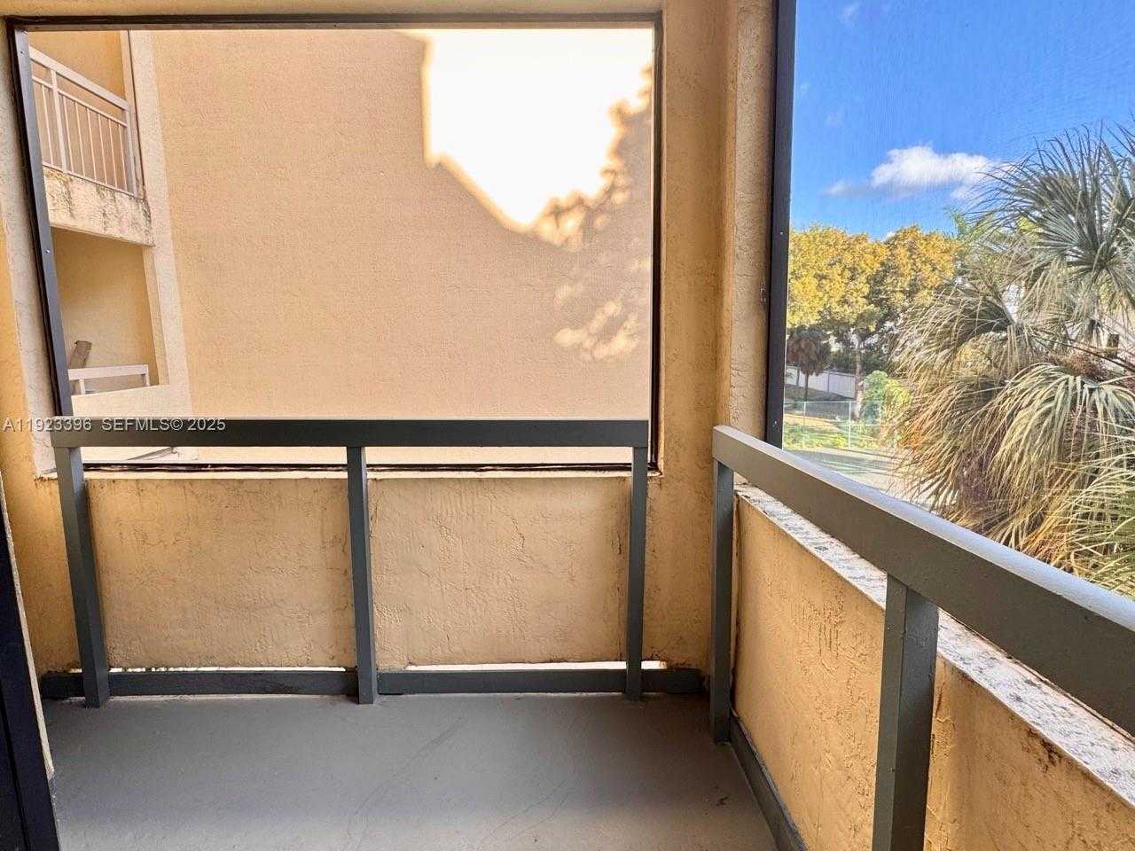 Small Image of 8290 LAKE DR #309, Doral Number 14