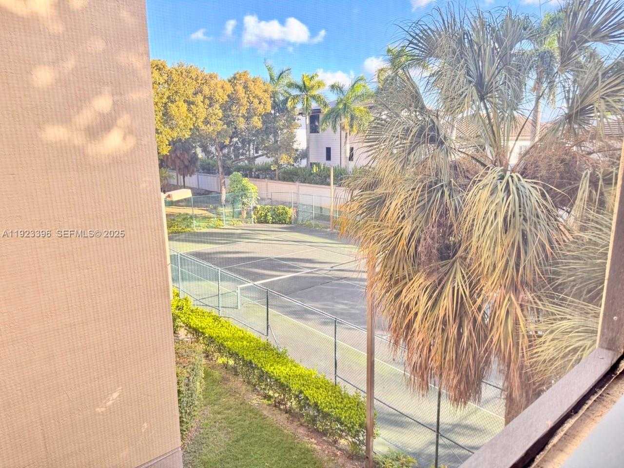 Small Image of 8290 LAKE DR #309, Doral Number 16