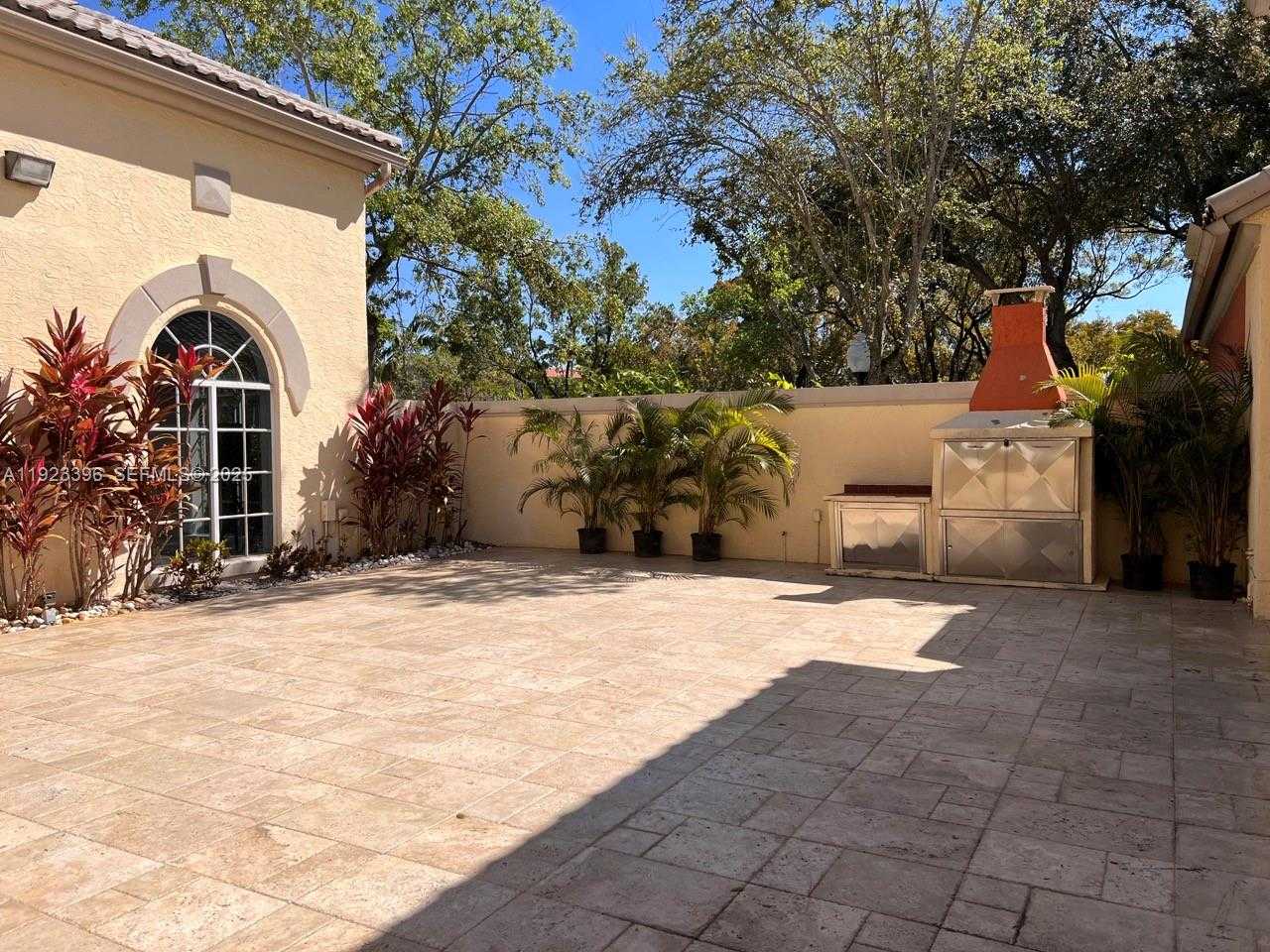 Small Image of 8290 LAKE DR #309, Doral Number 19