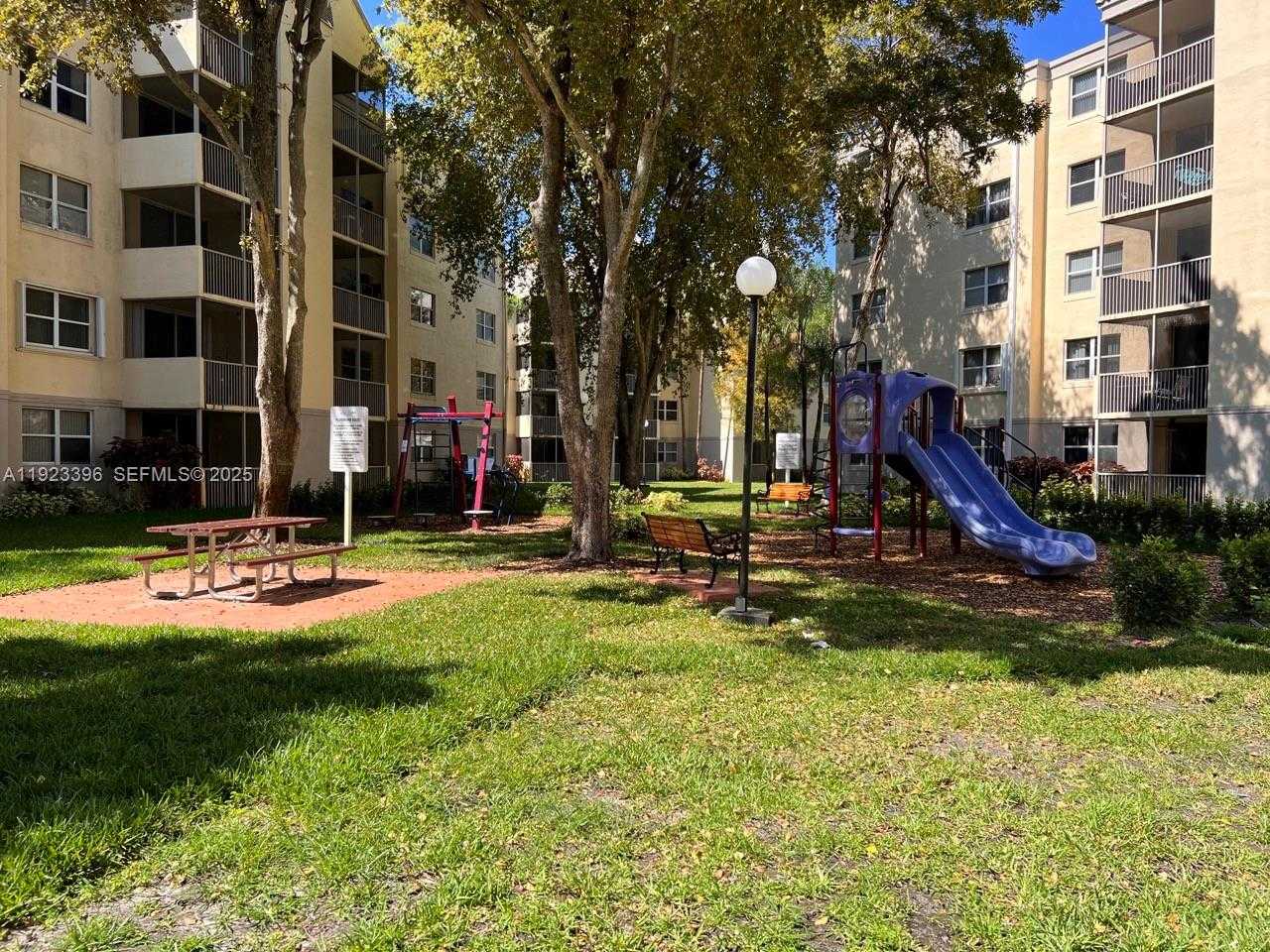 Small Image of 8290 LAKE DR #309, Doral Number 20
