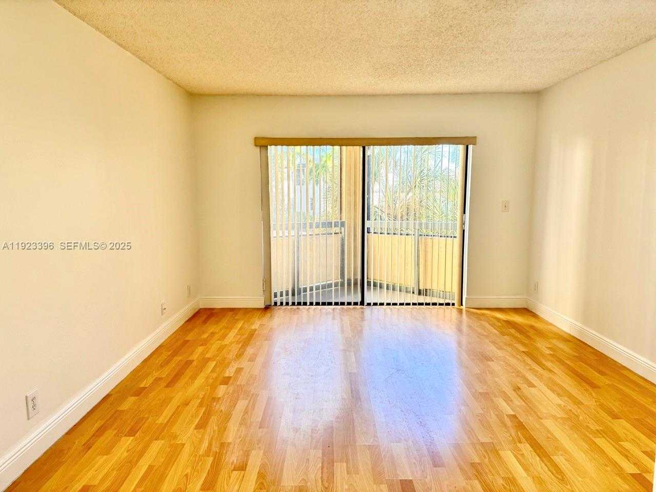 Small Image of 8290 LAKE DR #309, Doral Number 4