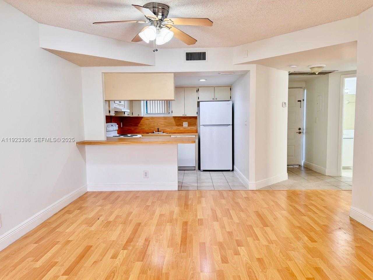 Small Image of 8290 LAKE DR #309, Doral Number 5