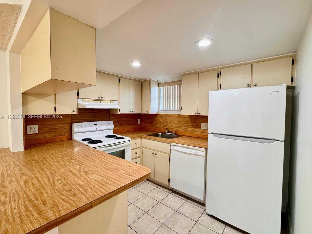 Small Image of 8290 LAKE DR #309, Doral Number 6