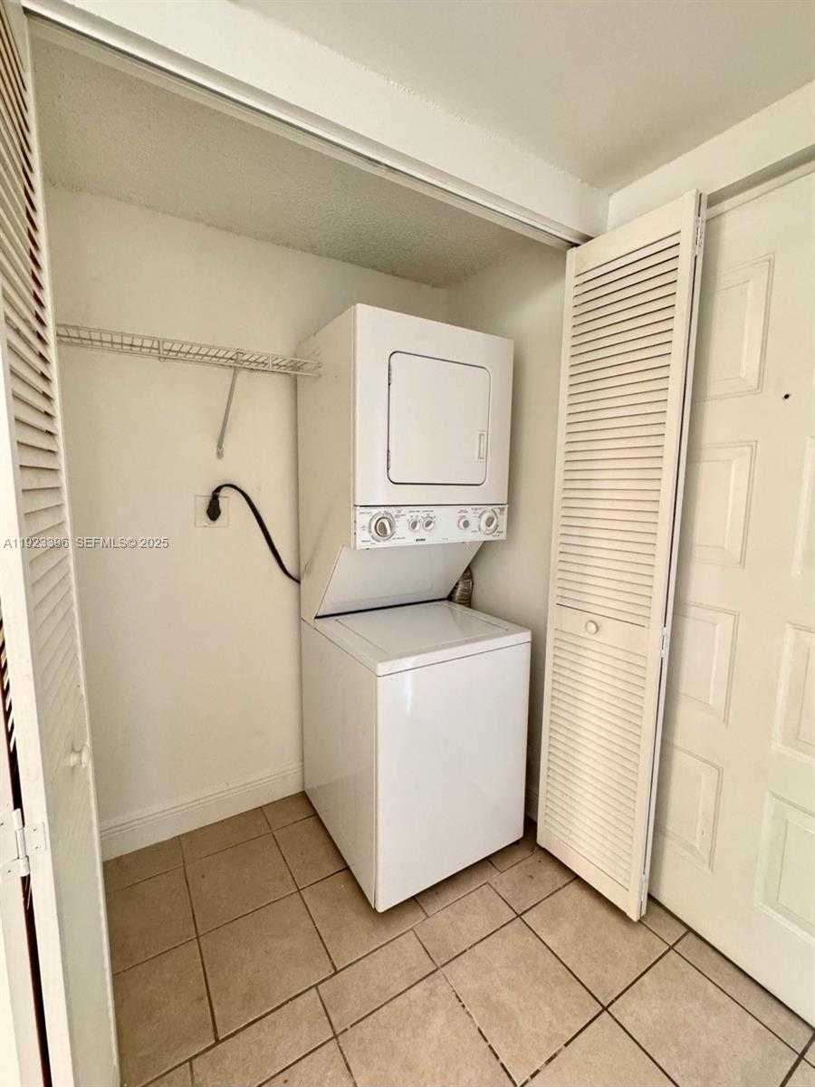 Small Image of 8290 LAKE DR #309, Doral Number 8