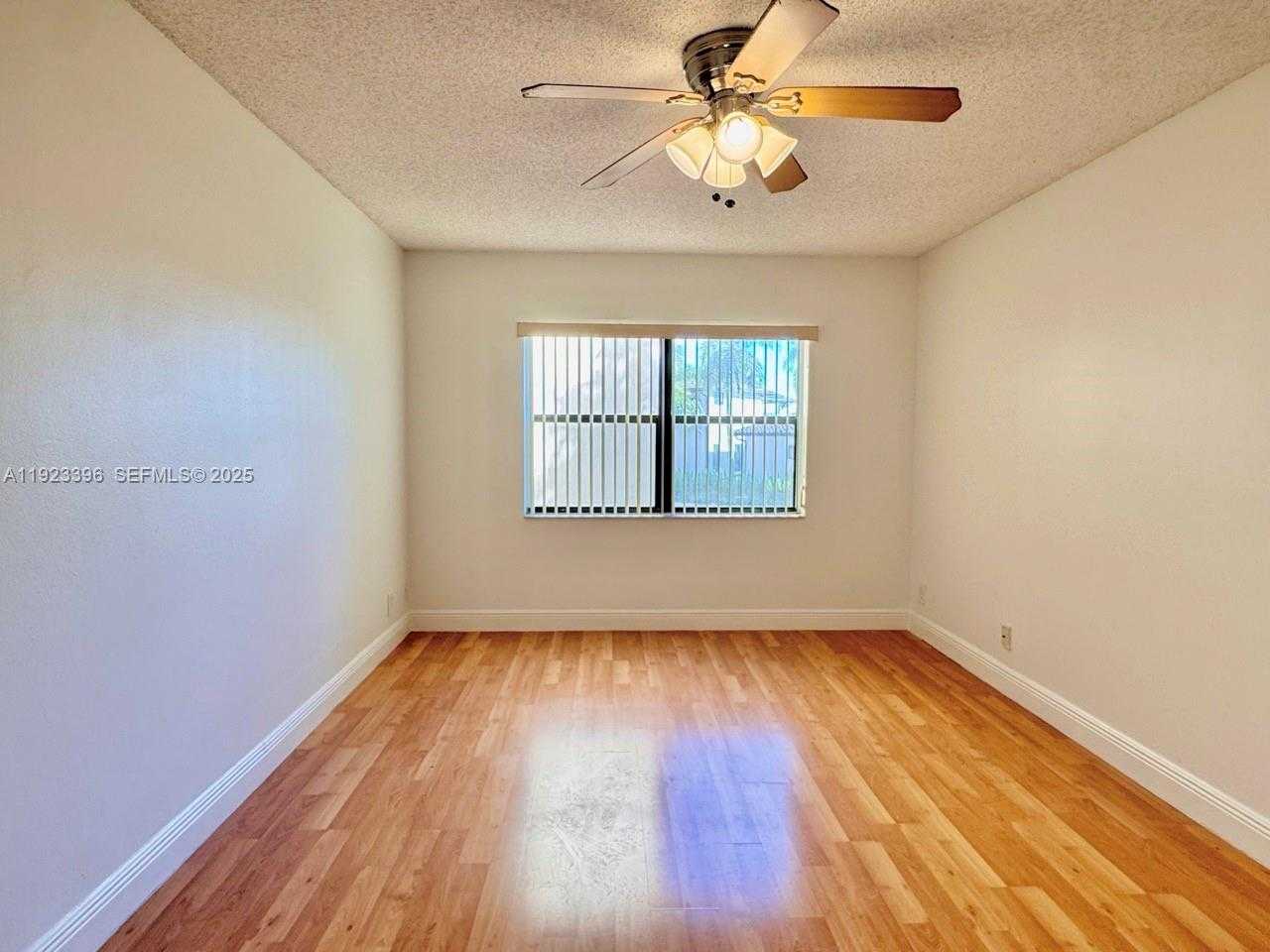 Small Image of 8290 LAKE DR #309, Doral Number 9