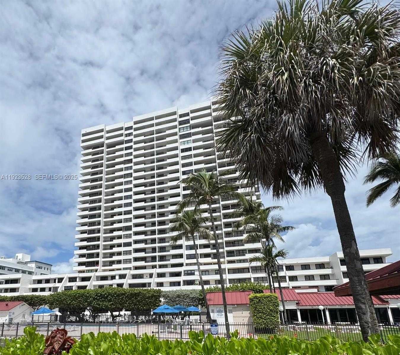 Small Image of 2555 COLLINS AVE #PH114, Miami Beach Number 17