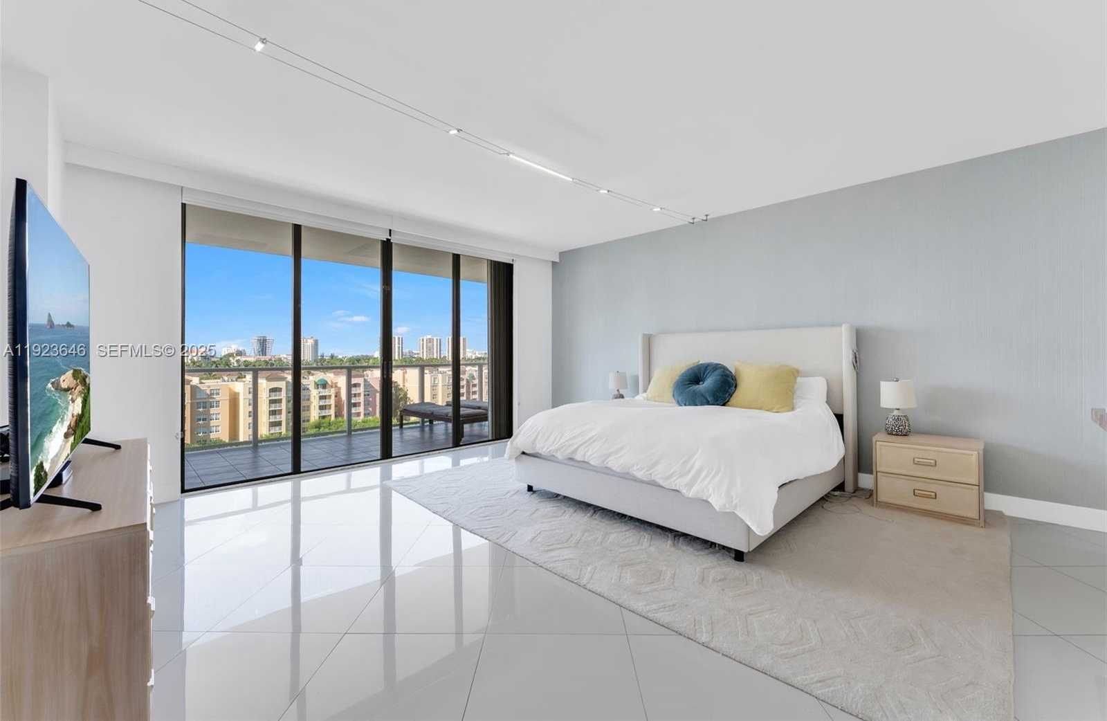 Small Image of 19500 TURNBERRY WAY #7D, Aventura Number 2