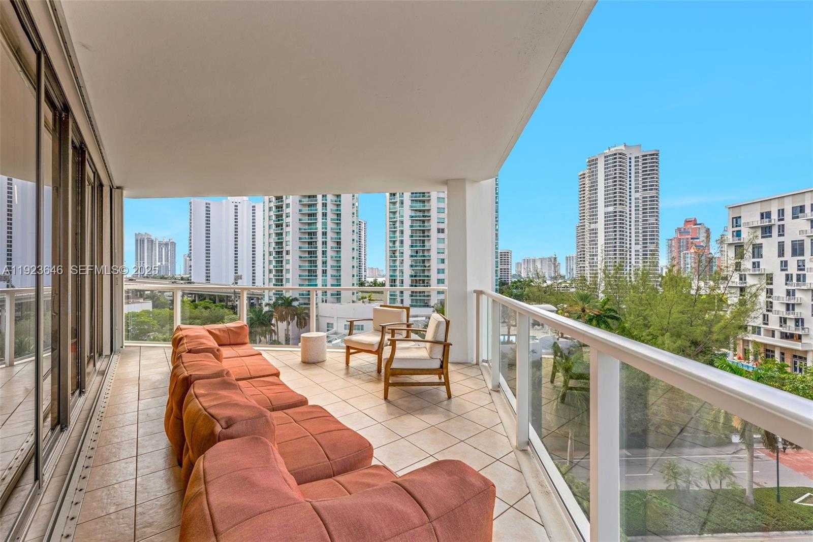 Small Image of 19500 TURNBERRY WAY #7D, Aventura Number 23