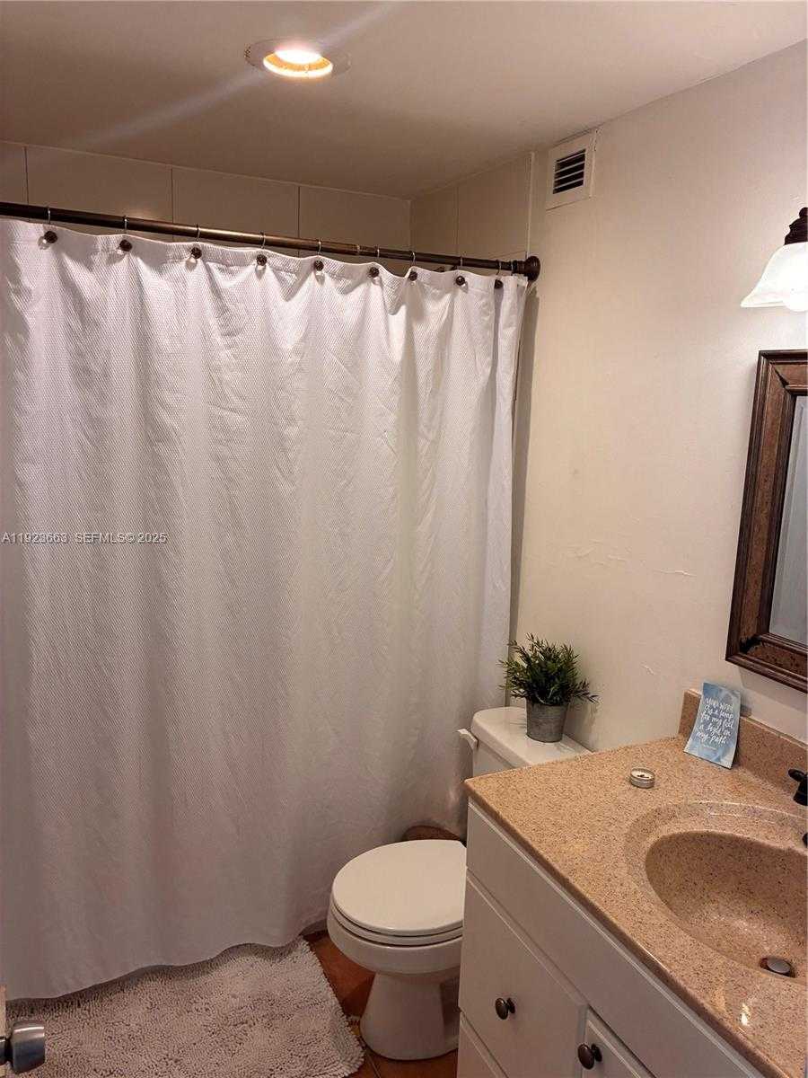 Small Image of 400 KINGS POINT DR #1522, Sunny Isles Beach Number 12