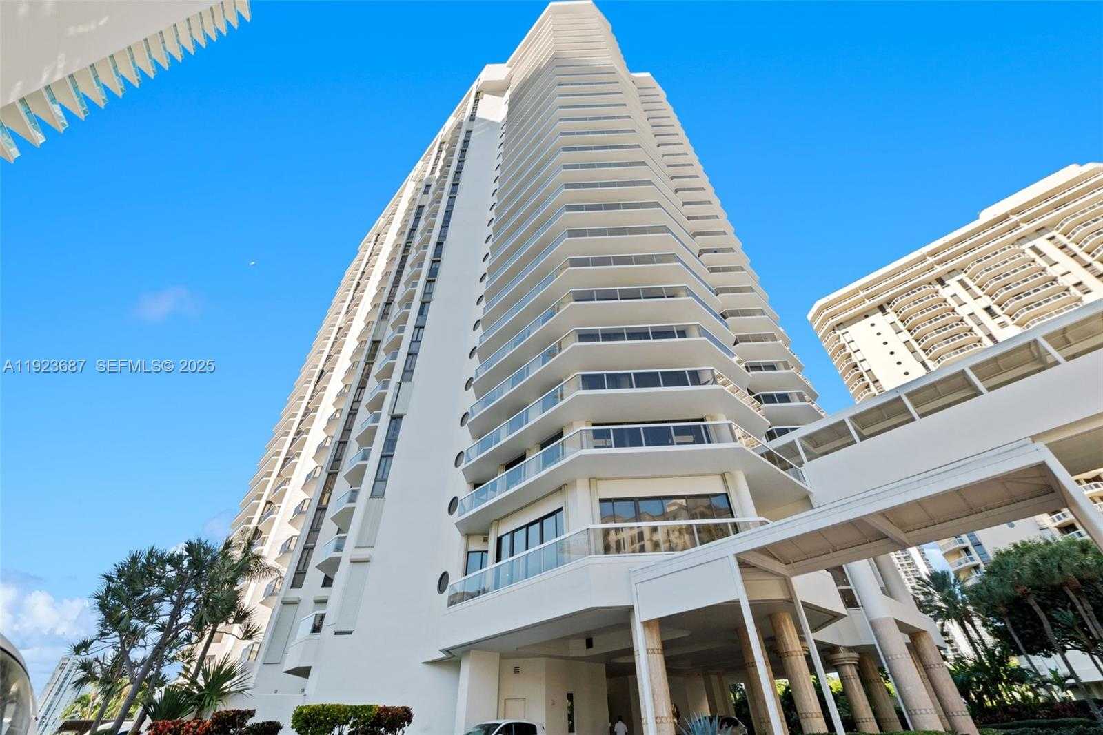 Small Image of 20185 EAST COUNTRY CLUB DR #904, Aventura Number 1